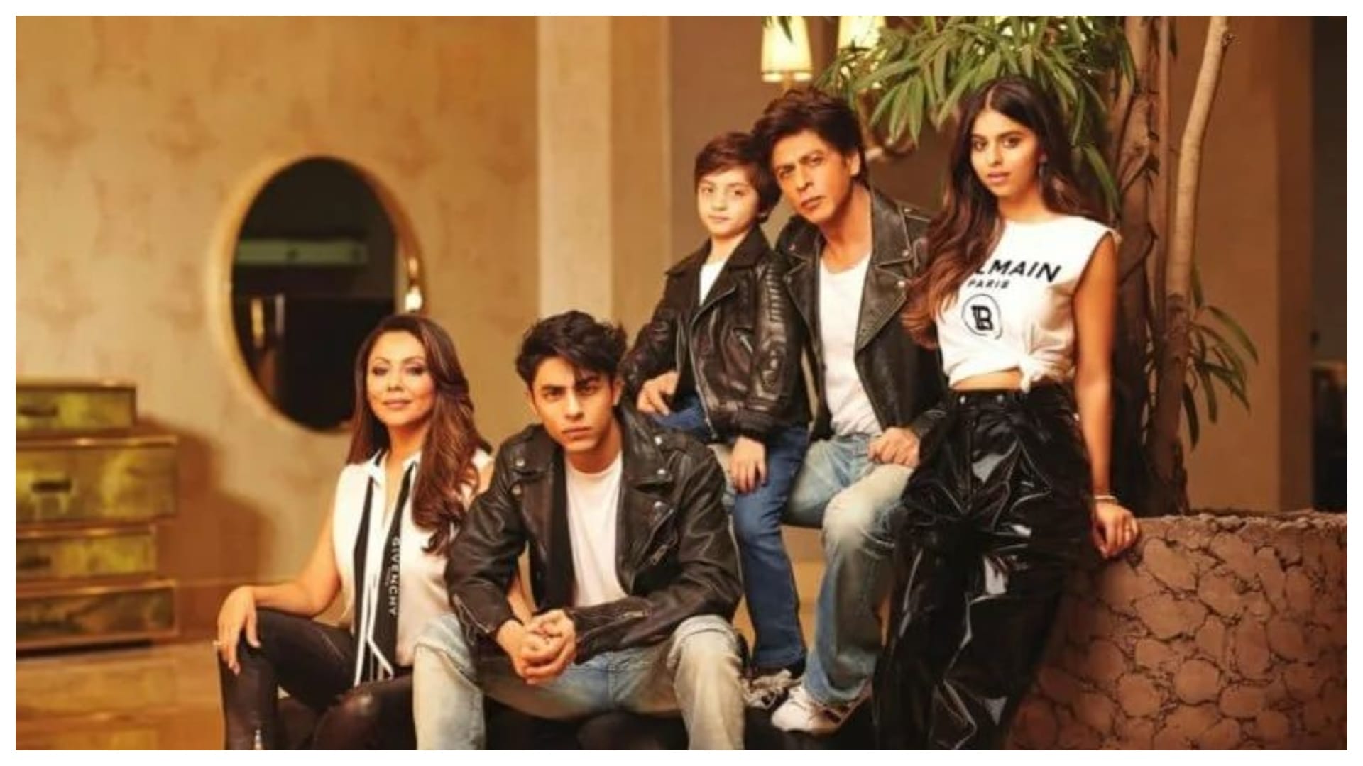 Shah Rukh Khan Family Photo with wife Gauri Aryan Abram And Daughter suhana goes viral on social Media