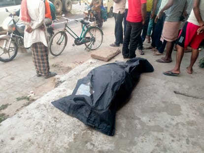Accident: Heavy collision between trailer and truck on Varanasi-Babatpur forelane, one dead, truck's cabin des