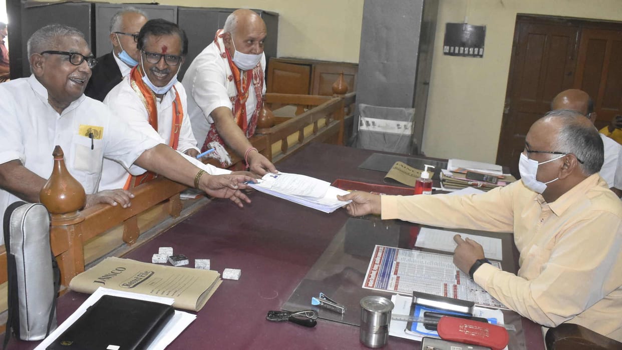 Six people including BJP Dr Manglesh and Congress candidate filed papers for mayor