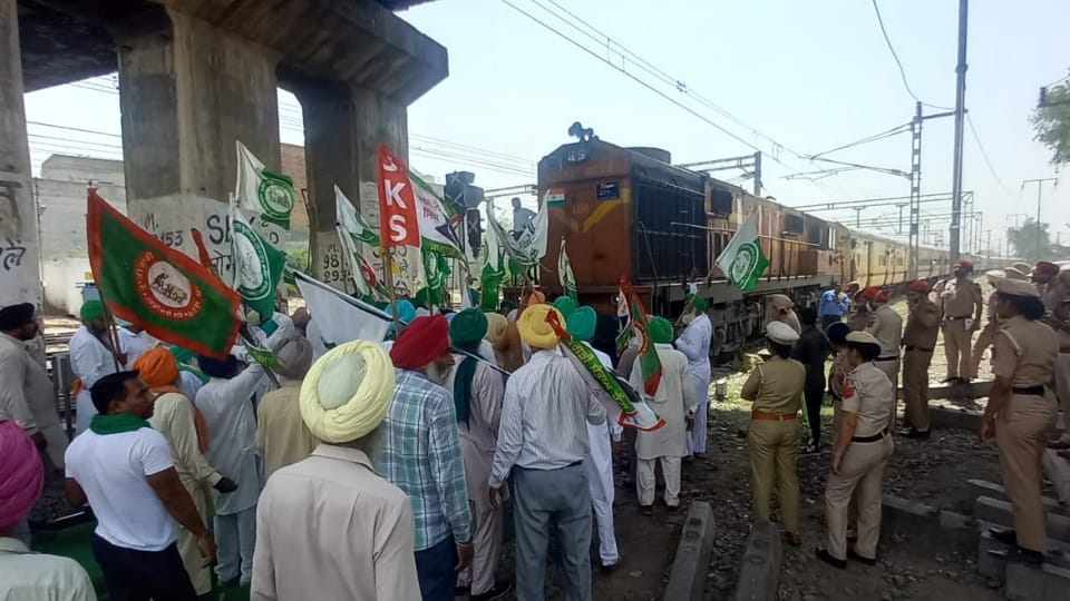 United Kisan Morcha stop trains in protest against imposition of value cut in MSP in Punjab