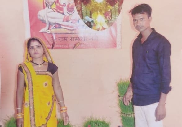 A month after the death of her husband in a train accident, the wife hanged herself, kept his picture with her