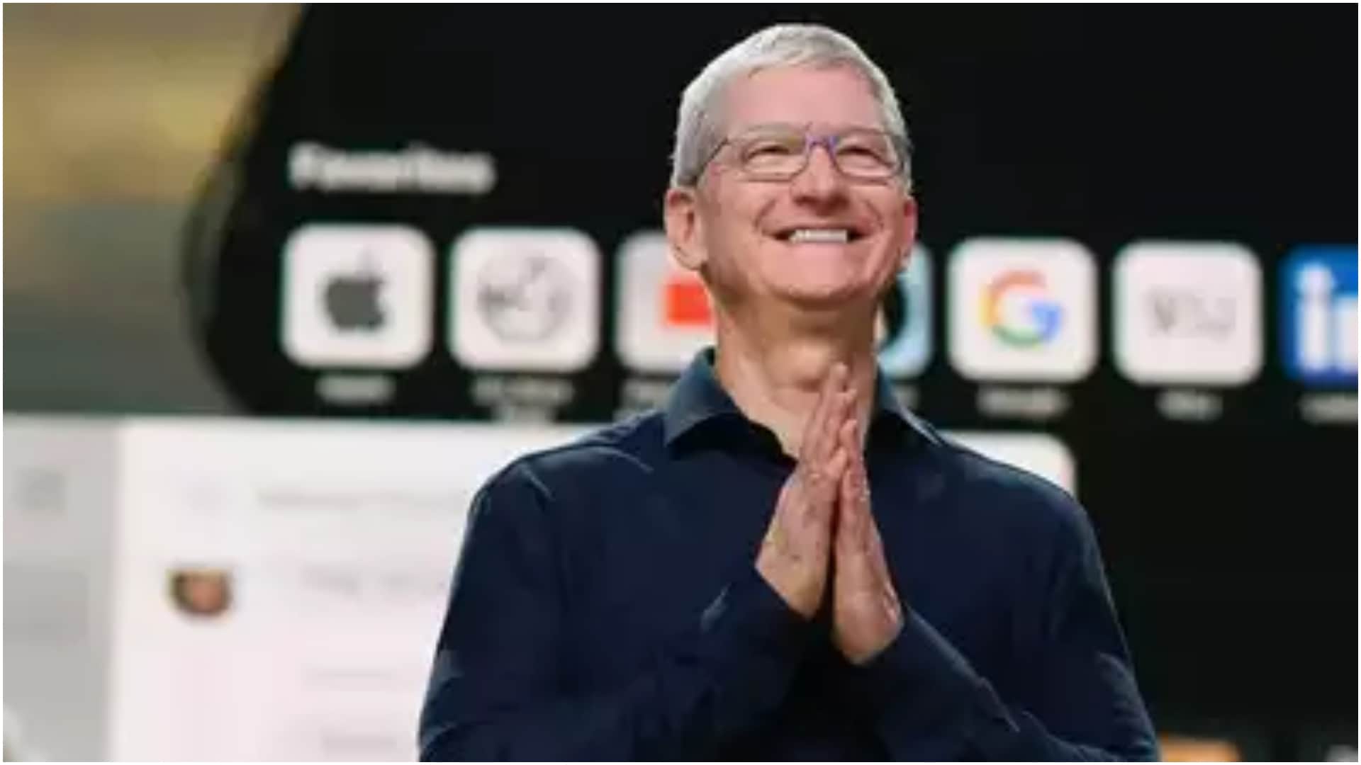 Apple Ceo Tim Cook eat Vada Pav in mumbai with Bollywood Actress Madhuri Dixit