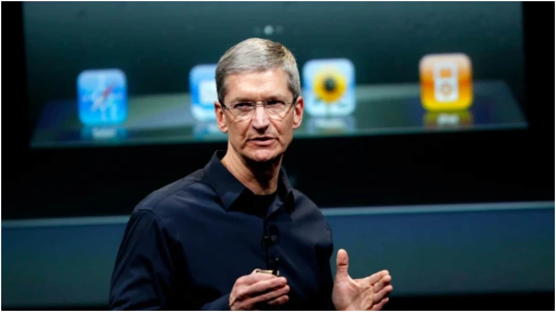 Apple Ceo Tim Cook eat Vada Pav in mumbai with Bollywood Actress Madhuri Dixit