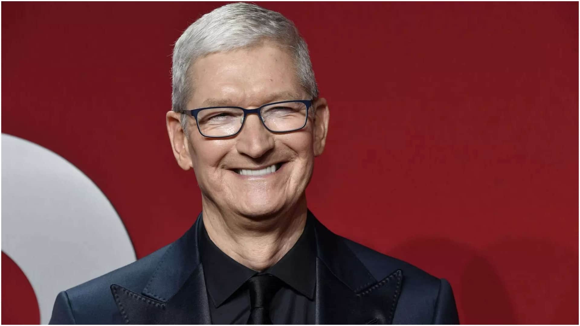 Apple Ceo Tim Cook eat Vada Pav in mumbai with Bollywood Actress Madhuri Dixit