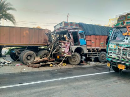 Accident: Heavy collision between trailer and truck on Varanasi-Babatpur forelane, one dead, truck's cabin des