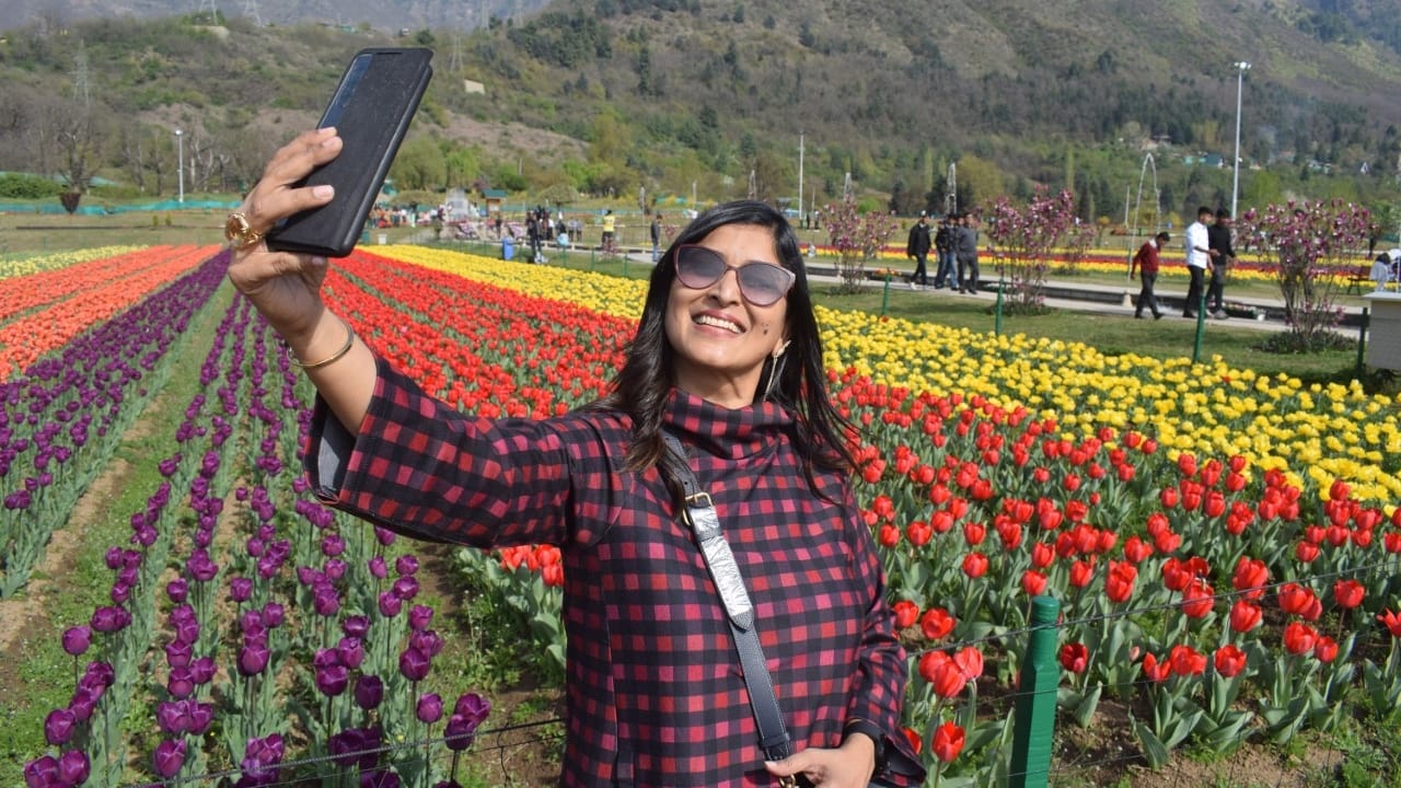 Asia largest tulip garden in srinagar kashmir ready to welcome tourists from march 23