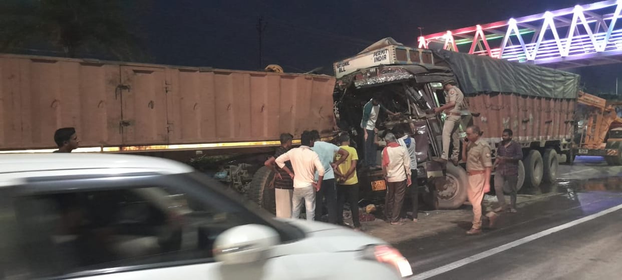 Accident: Heavy collision between trailer and truck on Varanasi-Babatpur forelane, one dead, truck's cabin des