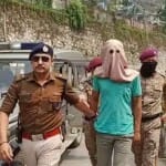 पुलिस गिरफ्त में आरोपी।