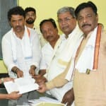 नामांकन दाखिल कराते हुए सिद्धारमैया