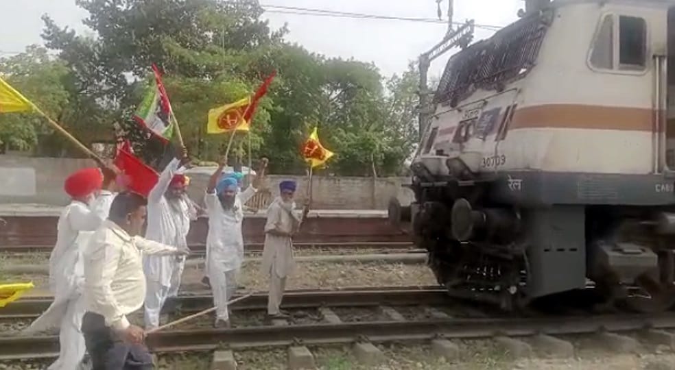 In Punjab, farmers blocked the railway track for four hours at 23 places, 20 trains cancelled