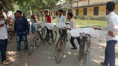 Education of Bihar : वहां सिर और यहां साइकिल पर बच्चे ढो रहे किताबें...अपनी नहीं, स्कूल की हैं ये बिहार समाचार: बेतिया में किताब धोते दिखे स्कूली बच्चे, बाल मजदूरी की घटना सोशल मीडिया पर वायरल