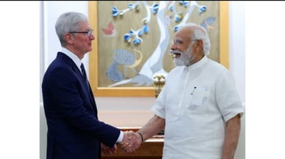 Apple CEO Tim Cook meets Pm Modi expressed happiness by tweeting shared photo apple store