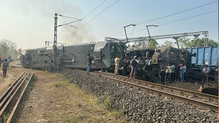 Goods train collided with each other, loco pilot killed, five injured, accident near Singhpur station