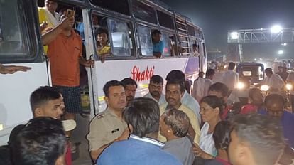 Katni: रेल हादसे के बाद 500 मुसाफिरों को सात बसों से किया रवाना, कटनी पुलिस की मदद से यात्री खुश Katni: After the train accident, 500 passengers were sent by seven buses