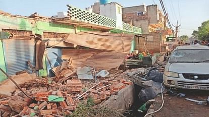 Morena: 50 साल पुराने मकान का छज्जा गिरा, मलबे में दबने से महिला की मौत Morena: The balcony of a 50-year-old house fell, a woman died after being buried under the debris.