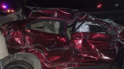 Mau Accident: आगे निकलने की होड़ में पूर्वांचल एक्सप्रेस वे पर बेकाबू कार डिवाइडर से टकराई, एक की मौत Mau Accident: Uncontrollable car collided with divider on Purvanchal Expressway in the race to overtake, one k