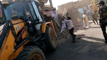 MP News: भिंड में कोर्ट के स्टे के बावजूद अतिक्रमण हटाने पहुंचे नपा सीएमओ और तहसीलदार, मकान मालिक ने की मारपीट Municipality CMO and Tehsildar arrived to take illegal action on encroachment in Bhind, landlord assaulted