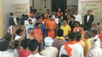 Varanasi: ज्ञानवापी परिसर में वजू की सुविधा देने के विरोध उतरे हिंदूवादी संगठन, डीएम पोर्टिको में प्रदर्शन Hinduist organizations protest against facility of Vaju in Gyanvapi campus protest in varanasi DM Portico