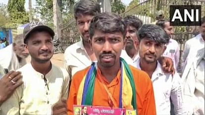 Karnataka: निर्दलीय उम्मीदवार ने 1 रुपये के सिक्के में जमा की नामांकन राशि, कहा- जीवन ग्रामीणों के लिए समर्पित Karnataka Election: An independent candidate Yankappa paid his deposit money entirely in one rupee coins