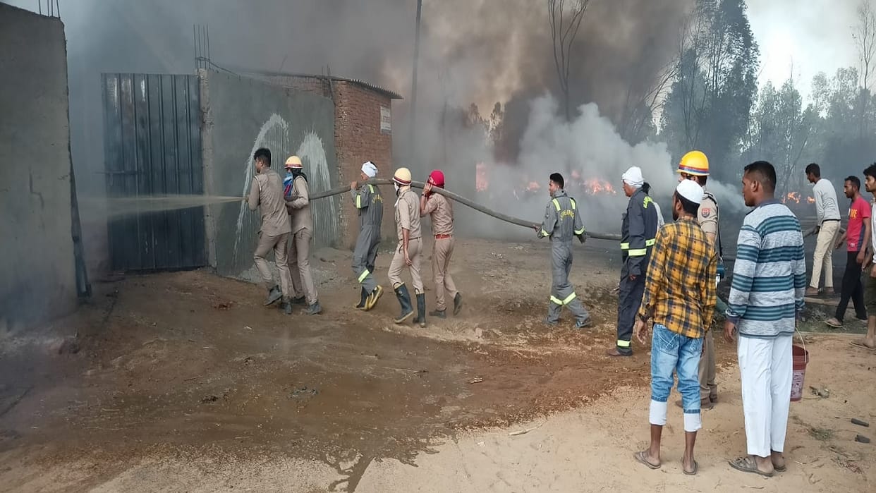 Fire broke out in 26 godowns of old clothes in Bhojpur Goods worth more than one crore burnt
