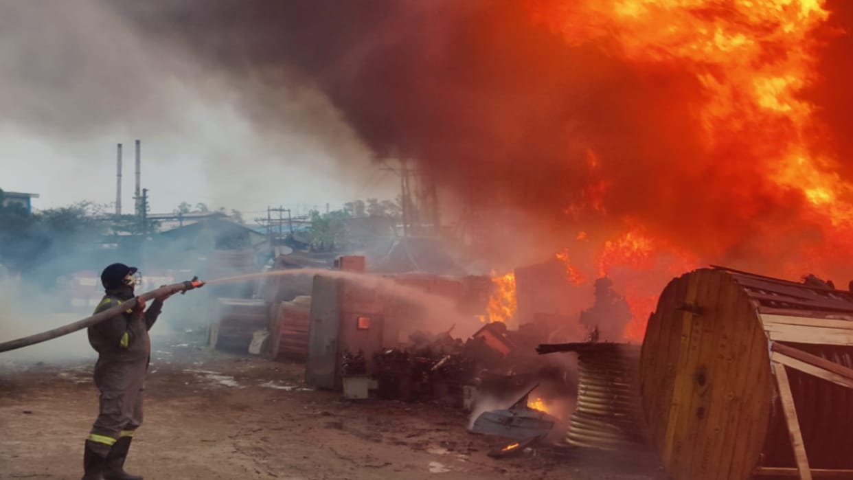 Muzaffarnagar News: Fierce fire in Electricity Departments godown