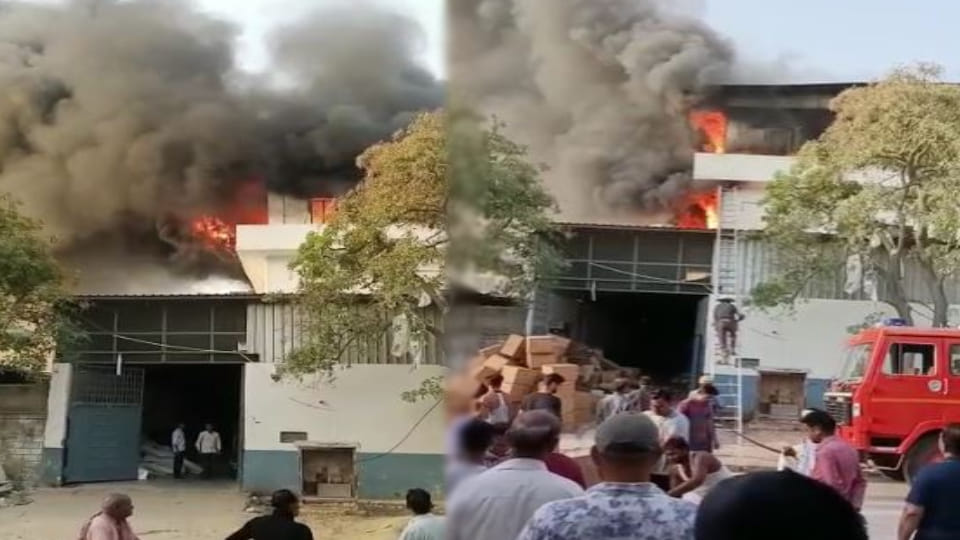 Fire broke out in shoe factory in Agra fire brigade team engaged in extinguishing