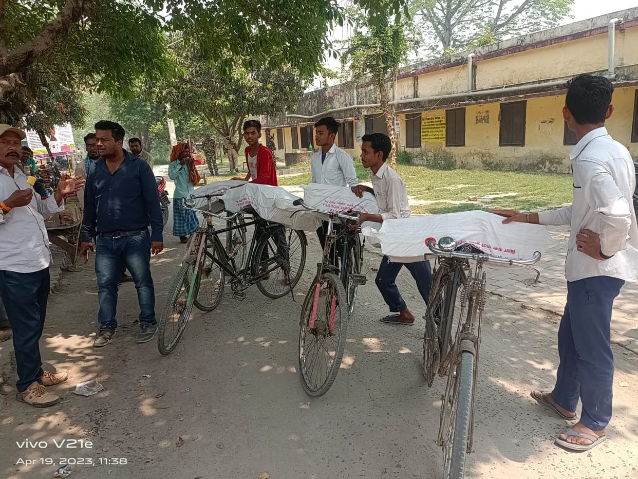 Bihar News: School children seen washing books in Bettiah, child labor incident viral on social media