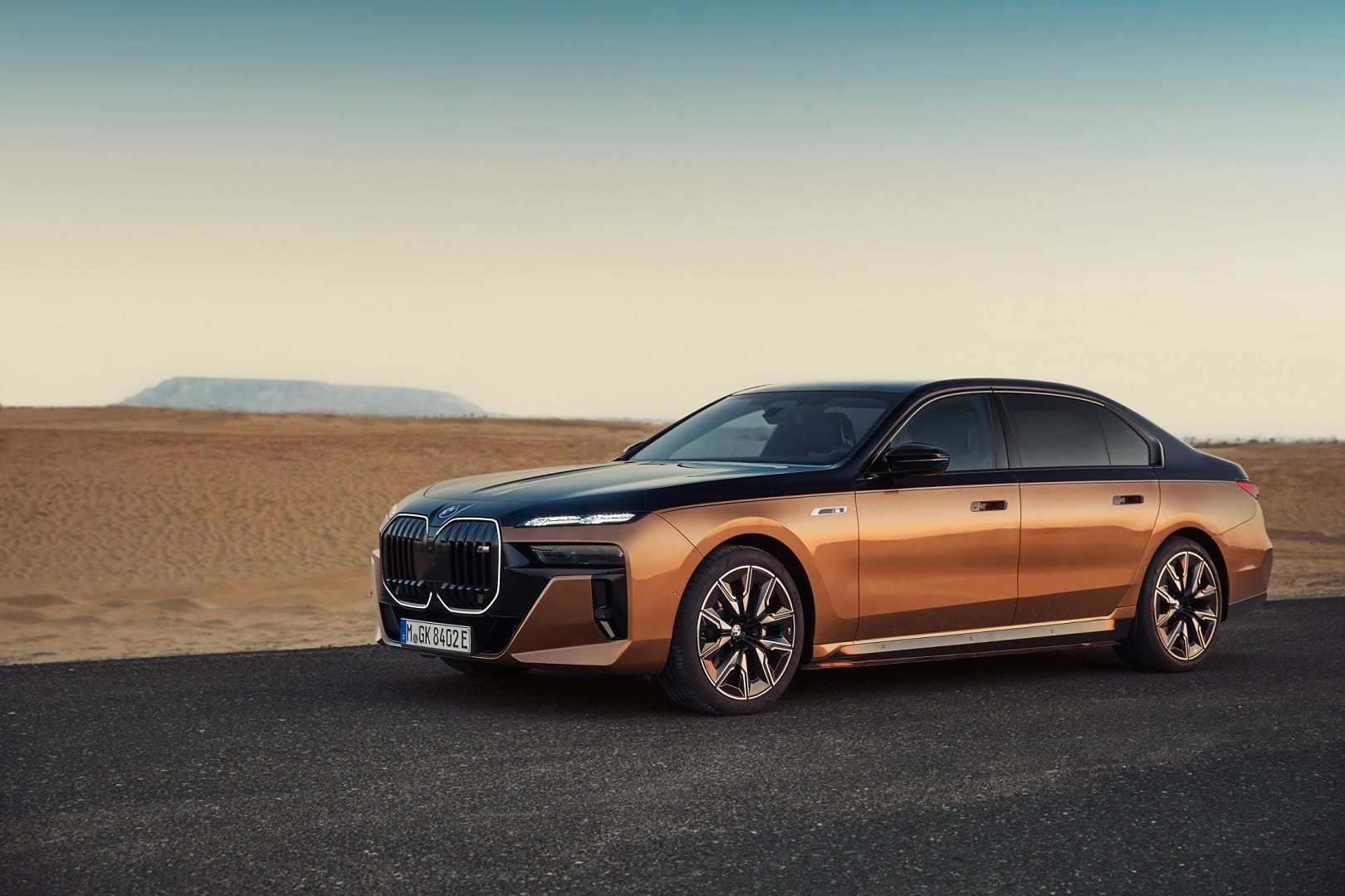 BMW reveals its highest-output all-electric car BMW i7 M70 xDrive Know Power Speed Specs