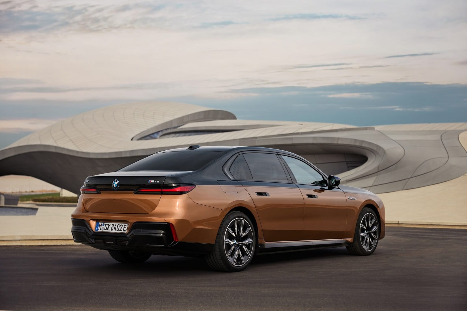 BMW reveals its highest-output all-electric car BMW i7 M70 xDrive Know Power Speed Specs