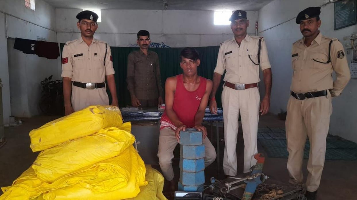 three including two minors arrested for stealing paddy purchase center in BalodaBazar