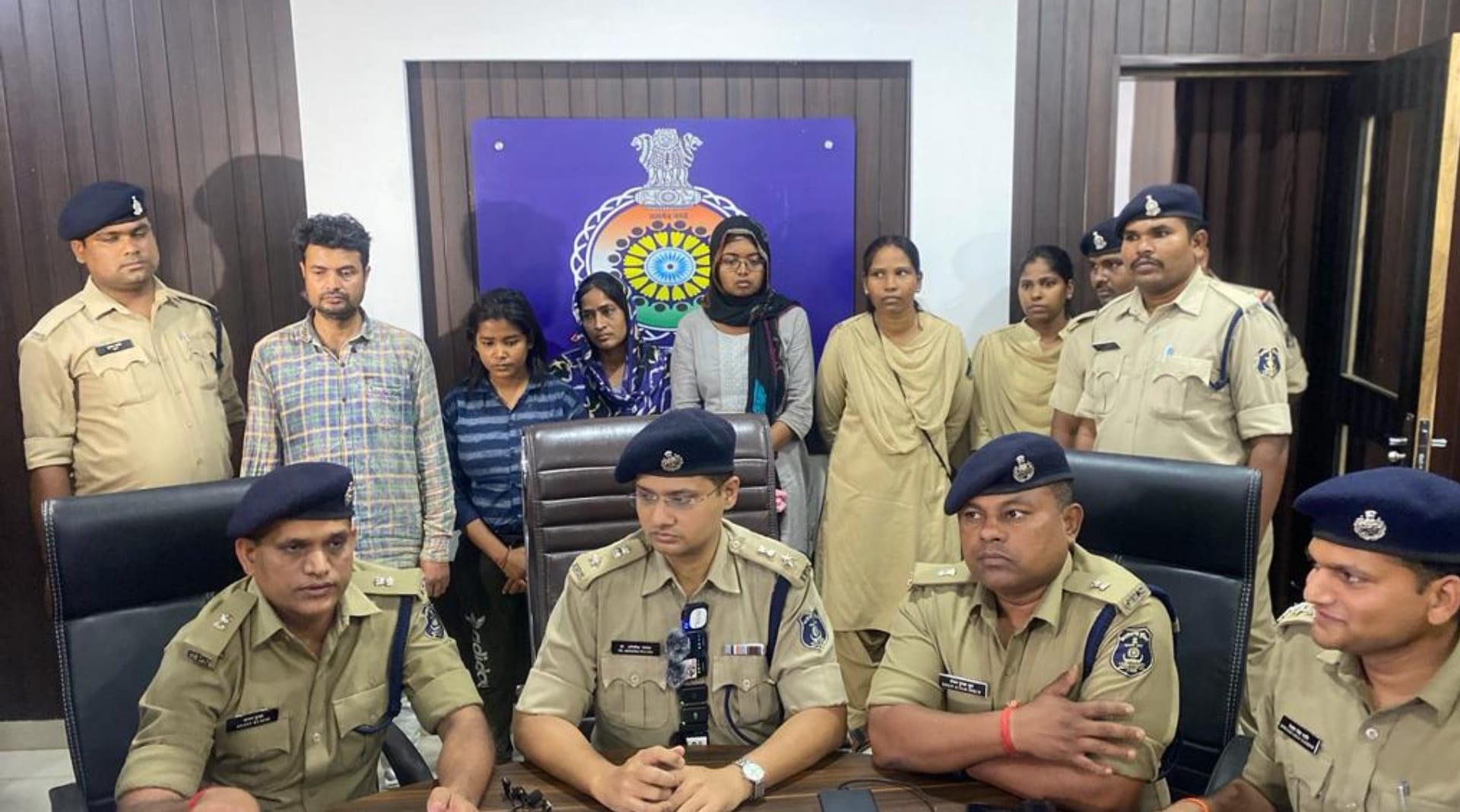 पुलिस गिरफ्त में आरोपी।