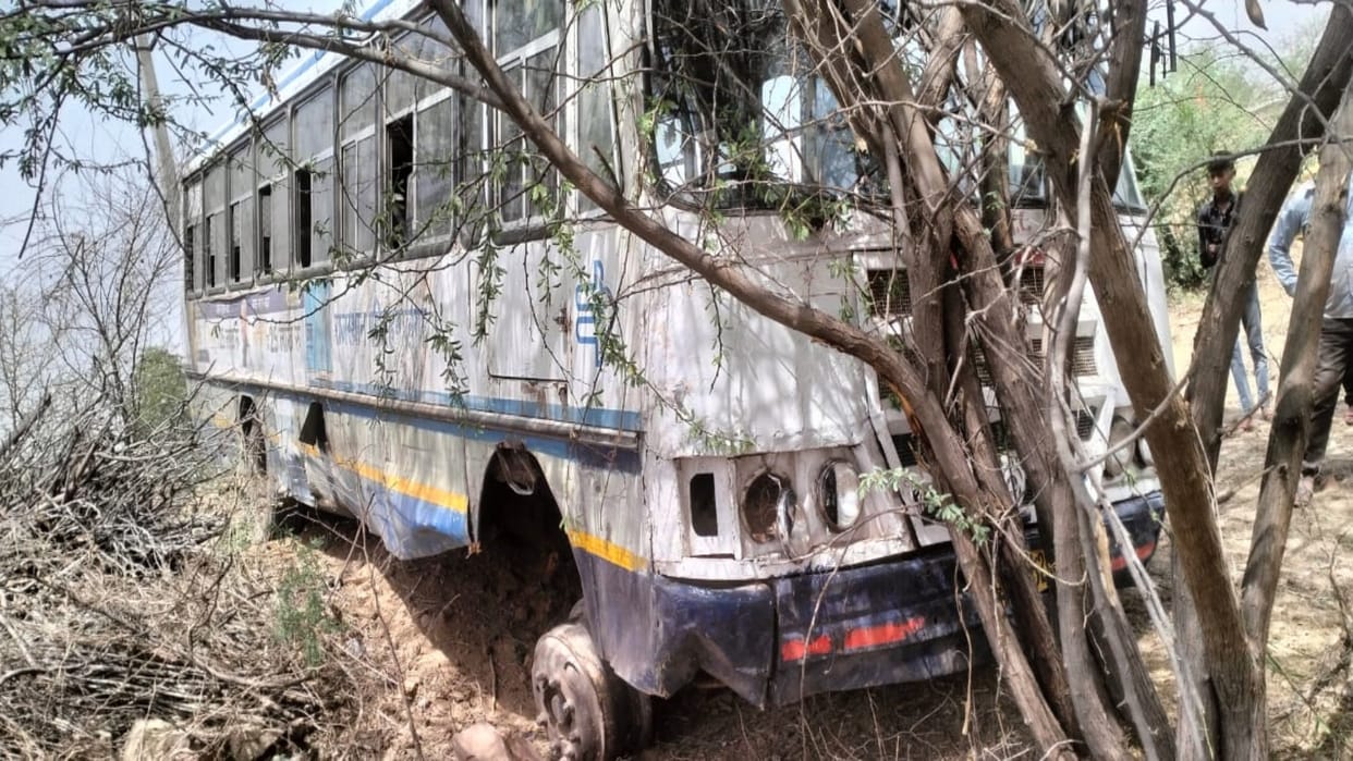Dholpur News Roadways bus full of passengers became uncontrollable due to tire burst 45 lives were saved
