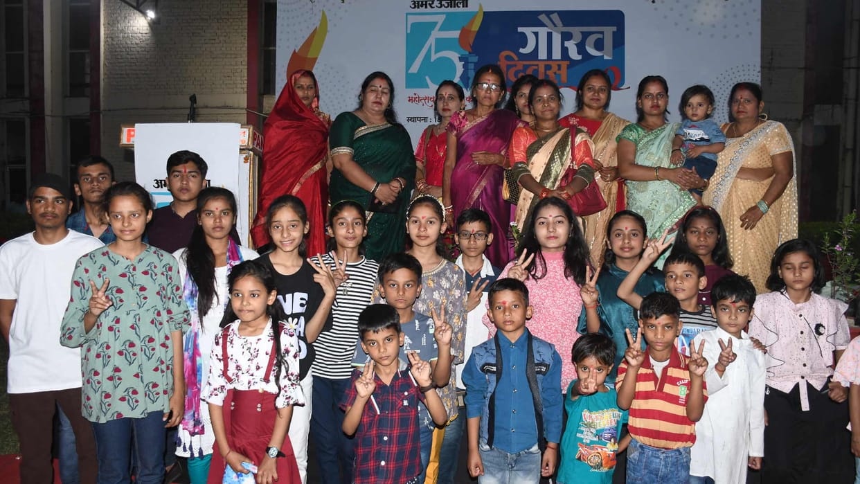 Amar Ujala 75th anniversary celebrated by cutting cake in Gorakhpur