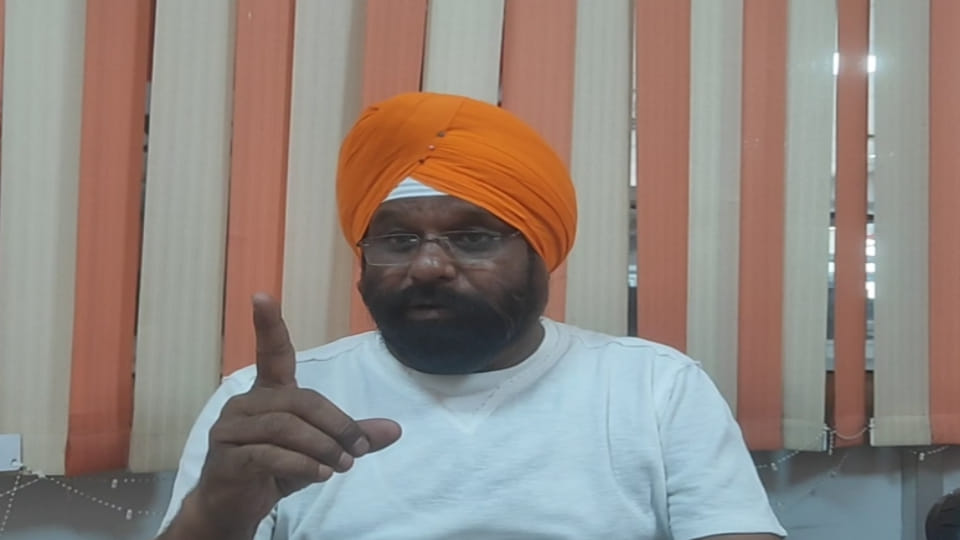 poet Wahe Guru said someone take Tricolor to Golden Temple person stops you from leaving cannot be Sardar