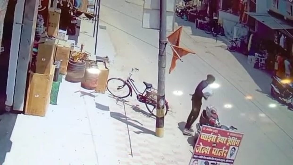 Jewelry worth Rs 1.5 lakh stolen by breaking bike trunk in Motihari, incident captured in CCTV