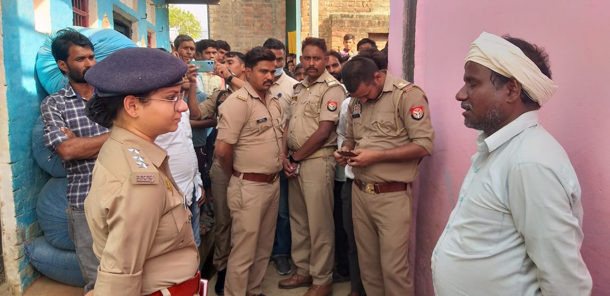 Married womans dead body found hanging in Kanpur Dehat, attempt to erase hand written note