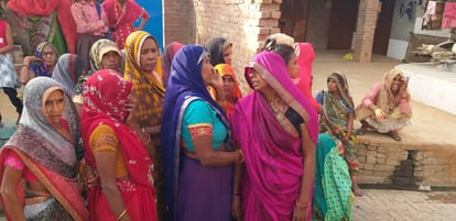 Married womans dead body found hanging in Kanpur Dehat, attempt to erase hand written note