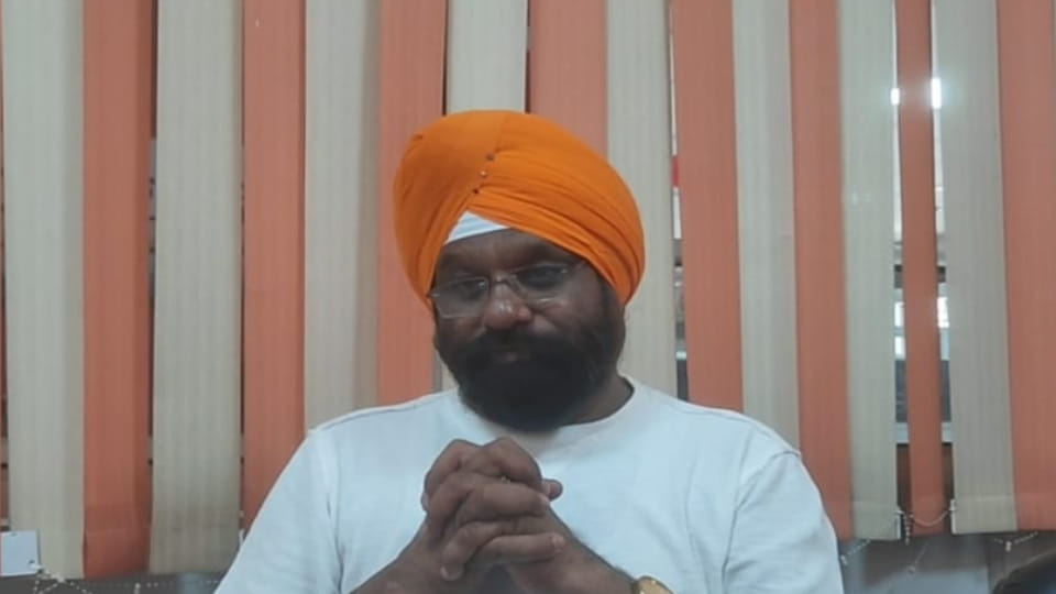 Poet Wahe Guru Bhatia reached Agra from Mumbai and wished Amar Ujala on its journey of seventy five years