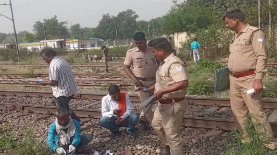 Two passengers of Kanpur died after falling from train in Shahjahanpur