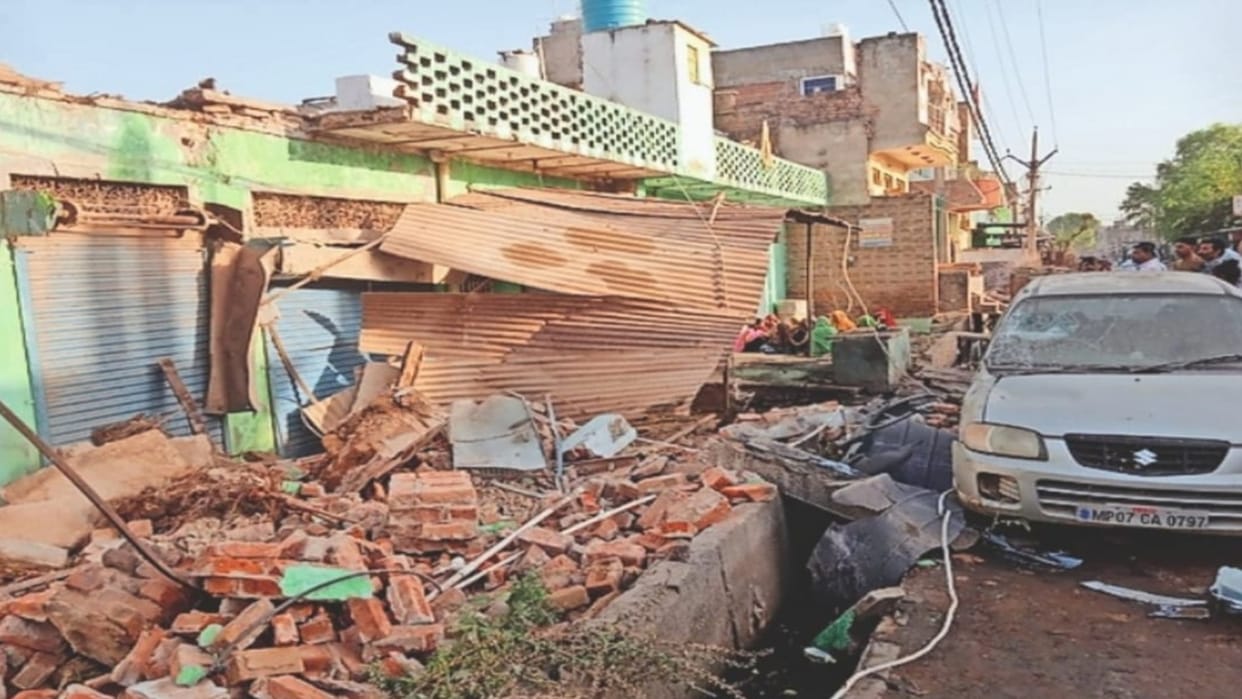 Morena: The balcony of a 50-year-old house fell, a woman died after being buried under the debris.