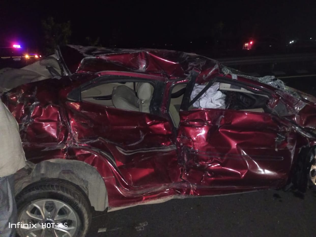 Mau Accident: Uncontrollable car collided with divider on Purvanchal Expressway in the race to overtake, one k
