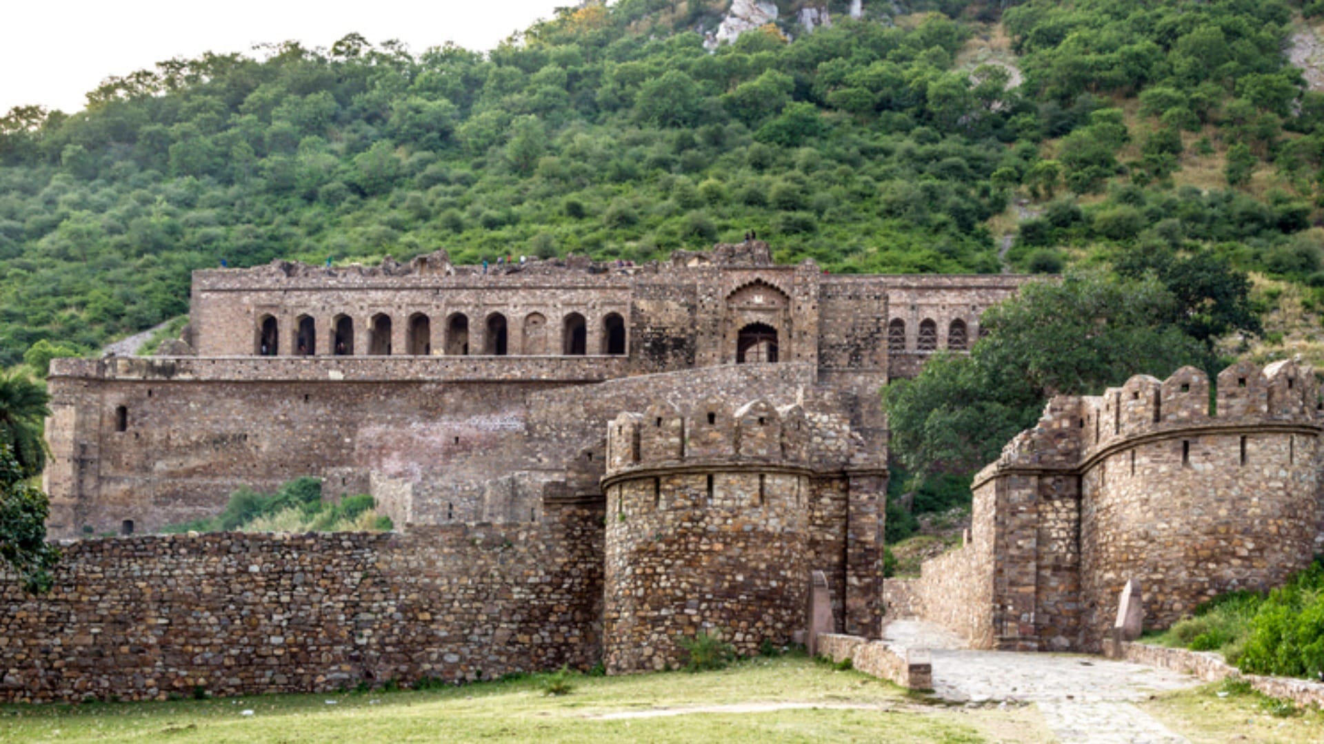 Mysterious and Haunted Places in the World Know Interesting Facts in Hindi