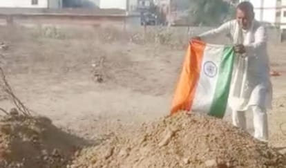 Prayagraj Tricolor hoisted on the grave of Mafia Atiq and Ashraf, police detained