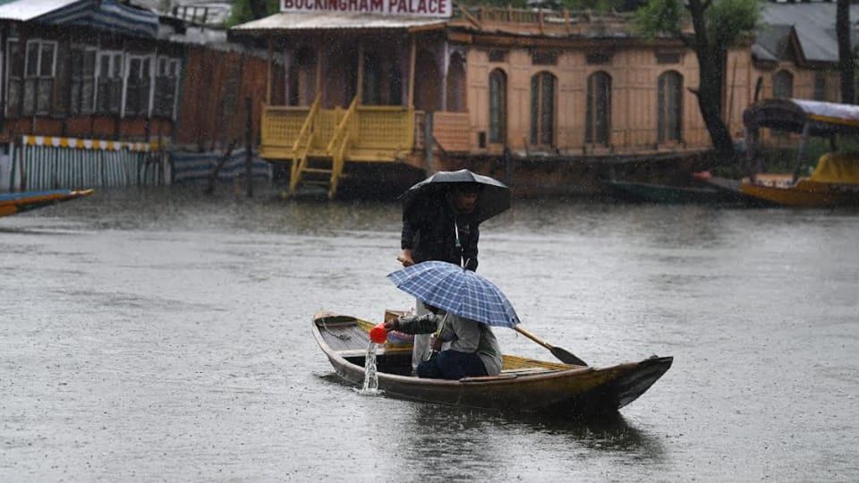 Jammu Kashmir Weather: Cold returned due to rain and snowfall in Kashmir relief from heat in Jammu
