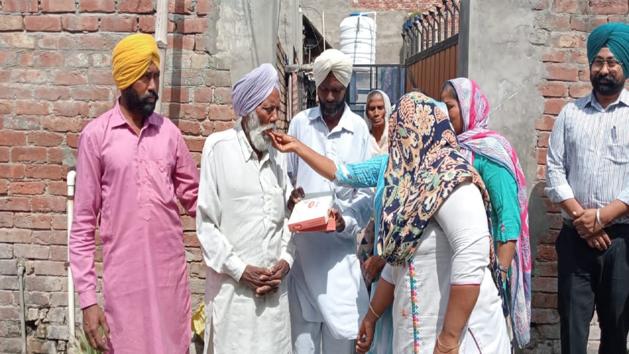 Rickshaw puller won the Baisakhi Bumper Lottery two and a half crore rupees in moga