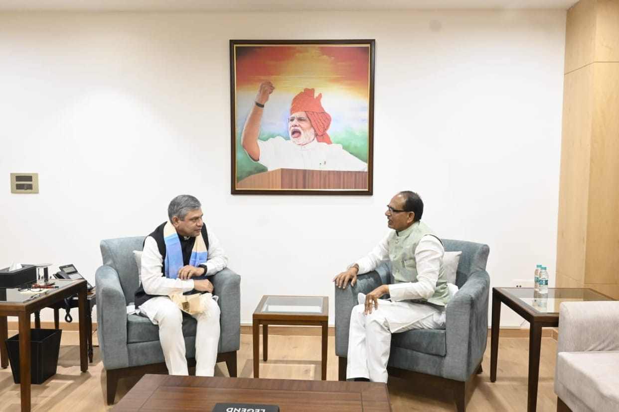 MP News: Shivraj met Railway Minister, requested for deployment of experts for Indore and Bhopal Metro