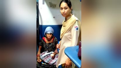 एक्सप्रेस ट्रेन के स्लीपर कोच में महिला का सुरक्षित प्रसव कराया गया।