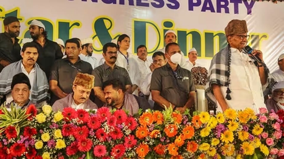 Maharashtra Politics News in Hindi Sharad Pawar Attend Iftar Party Joins Ajit Pawar Lashes Out at Bjp