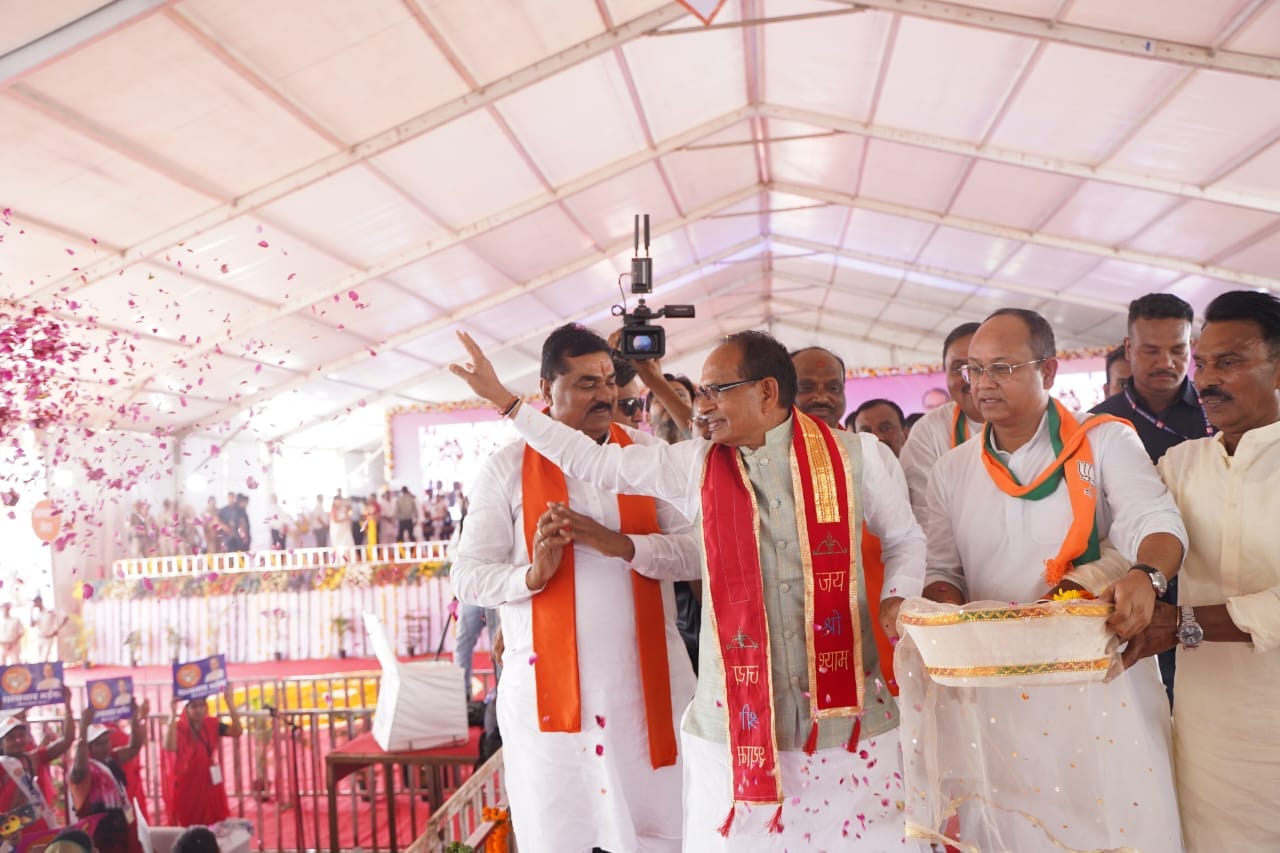 मुख्यमंत्री शिवराज सिंह चौहान ने हरदा में हितग्राहियों पर पुष्पवर्षा की।