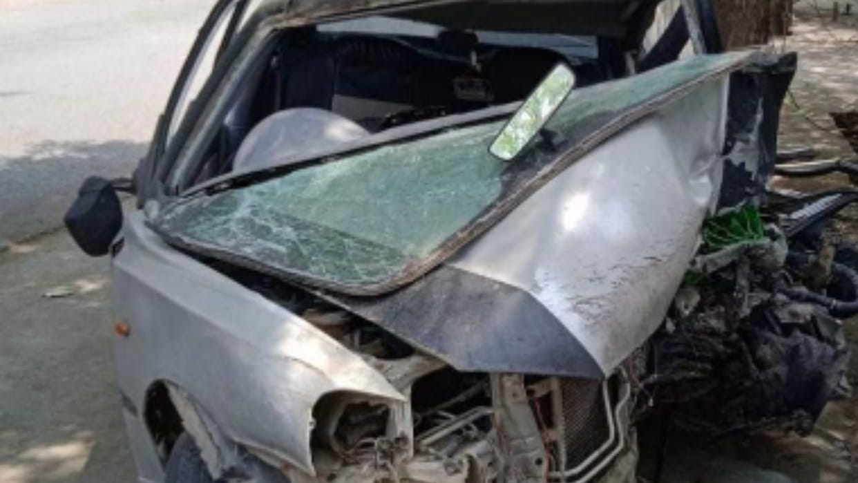 Horrific road accident on Dewas road, uncontrolled car collided with divider due to pothole, three died